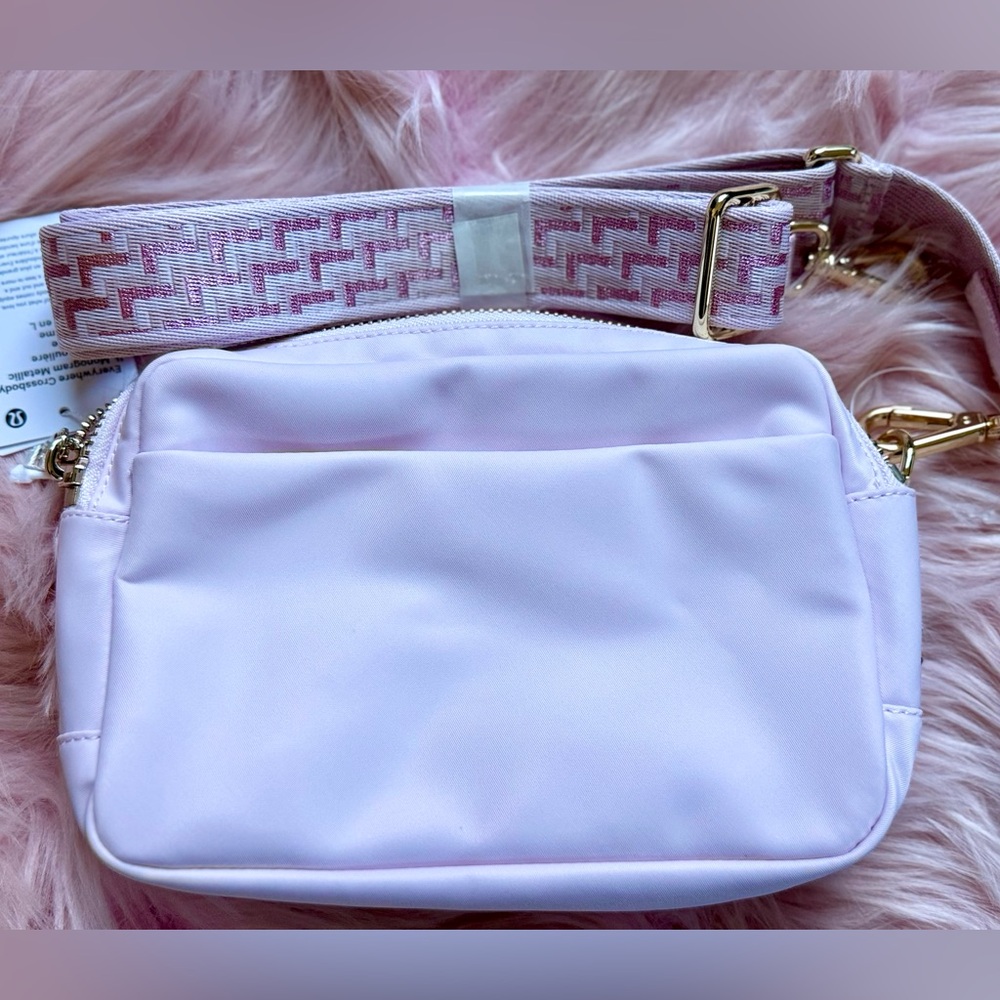 NWT Lululemon Everywhere Crossbody Bag 2L Monogram Metallic Blissful Pink/Gold - Picture 10 of 13